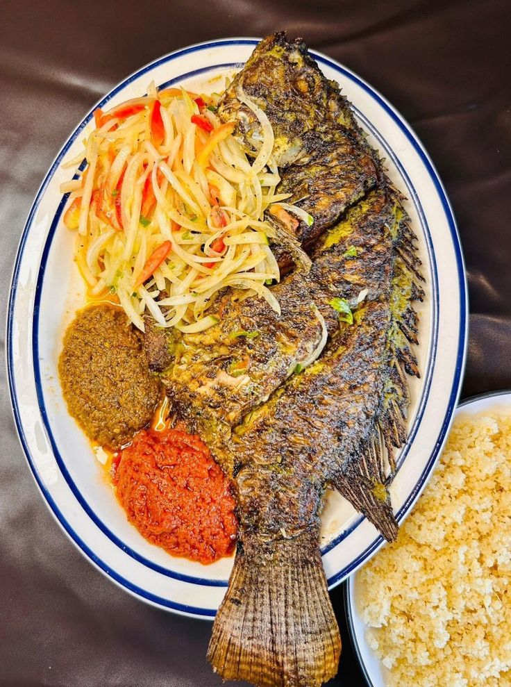 Intérieur chaleureux et moderne du restaurant Saveurs d'Abidjan